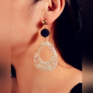 Fashion Jewelry Cream and Black Teardrop Earrings
